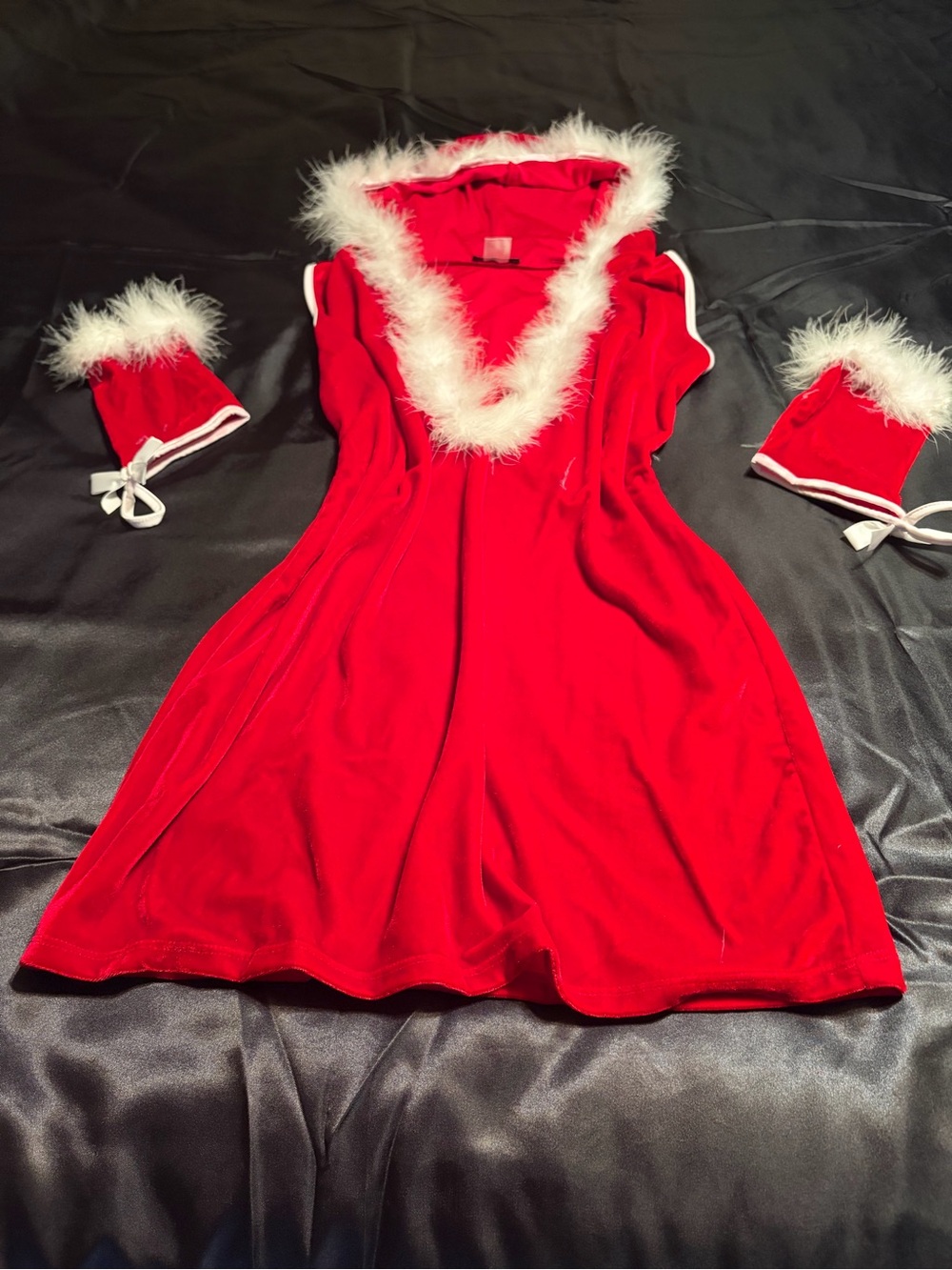 VENUS holiday lingerie set with matching gloves.